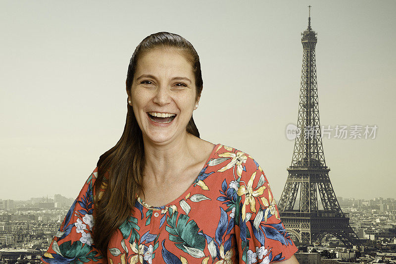 一个女人在视频通话中笑着，有旅行背景