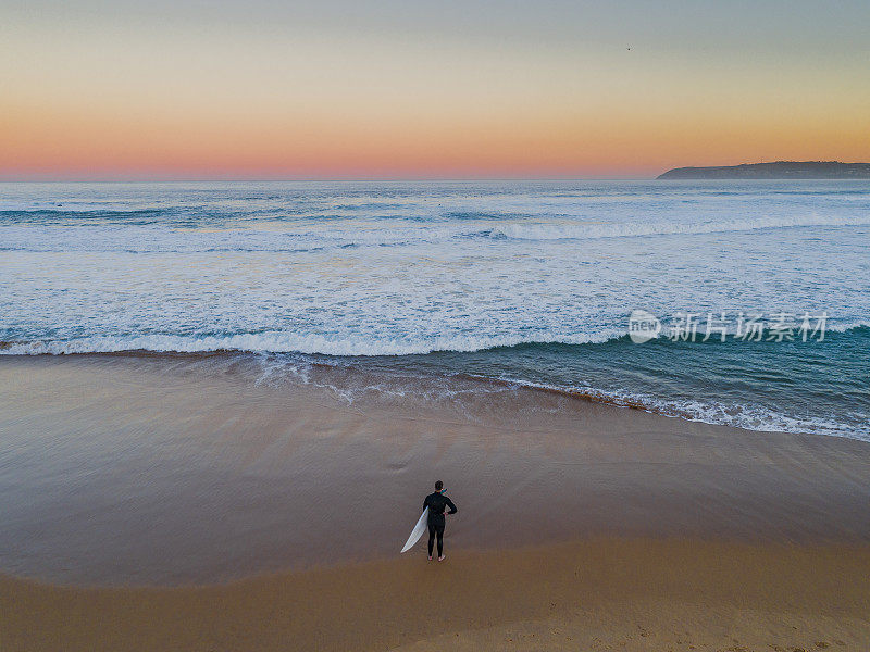 冲浪者在卷曲海滩，澳大利亚悉尼空中