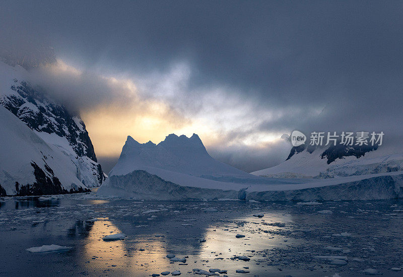 在南极的冰山