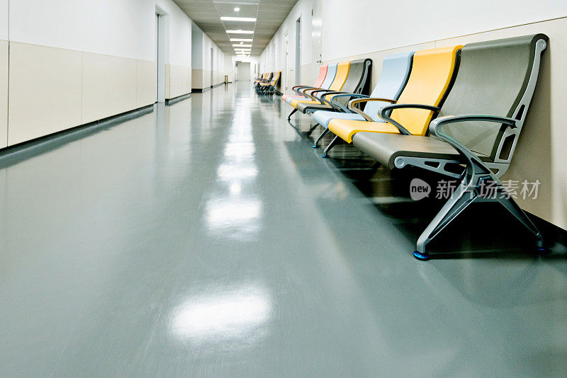 医院走廊的彩色座椅