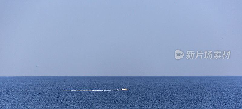 希腊卡瓦拉附近夏季小镇克拉莫蒂海岸的快艇