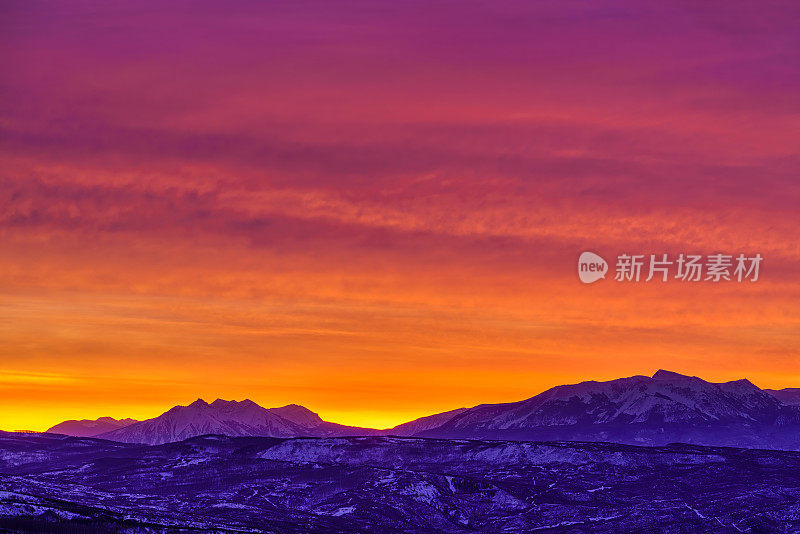 高山日出七彩天空