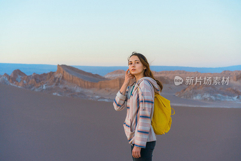 行走在智利阿塔卡马沙漠中的女子