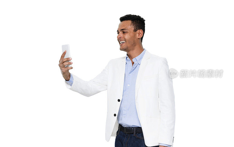 非洲民族年轻男性摄影站着穿纽扣衬衫和使用智能手机