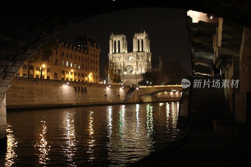 巴黎圣母院和塞纳河之夜