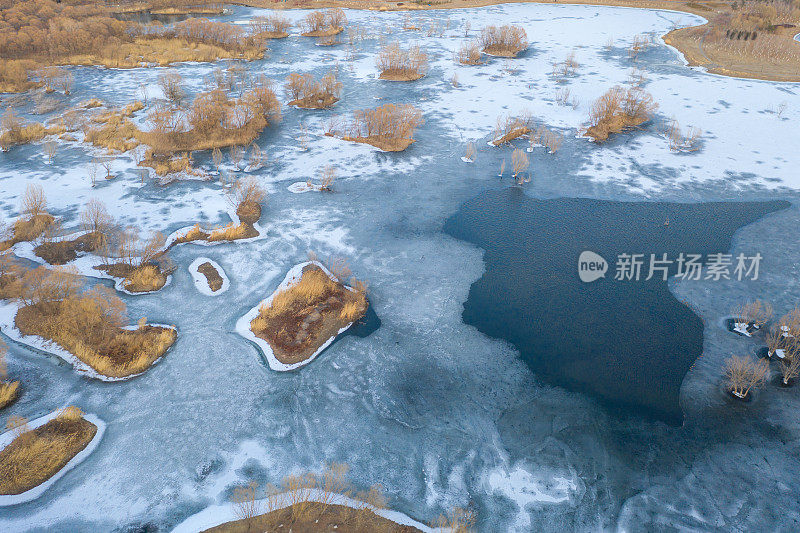 冰冻湖面的鸟瞰图