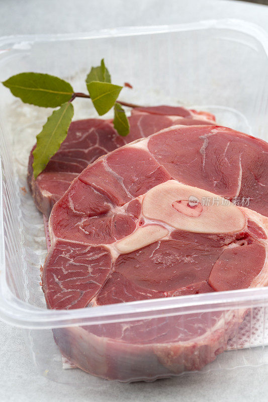 塑料容器内的生牛肉或烩牛膝