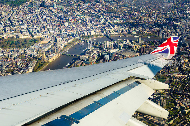 一架商业航班在降落到机场时经过伦敦