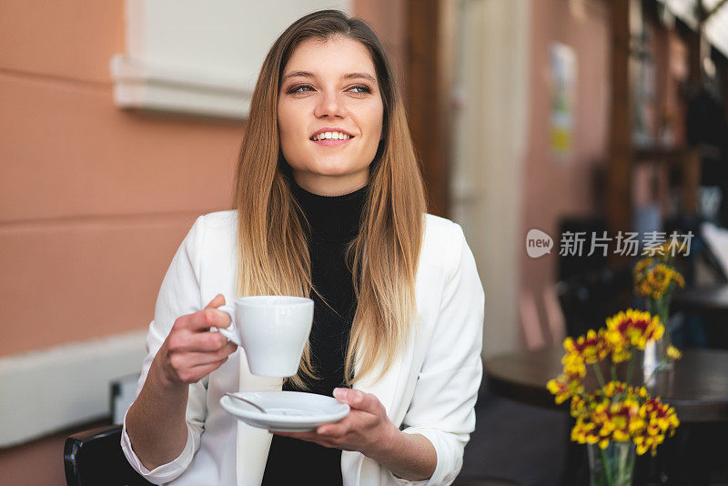 喝咖啡或茶的年轻女子