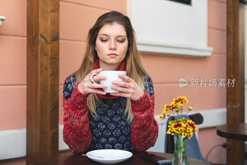 喝咖啡或茶的年轻女子