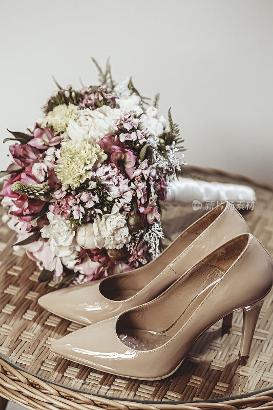 一双高跟鞋和一束婚礼花束
