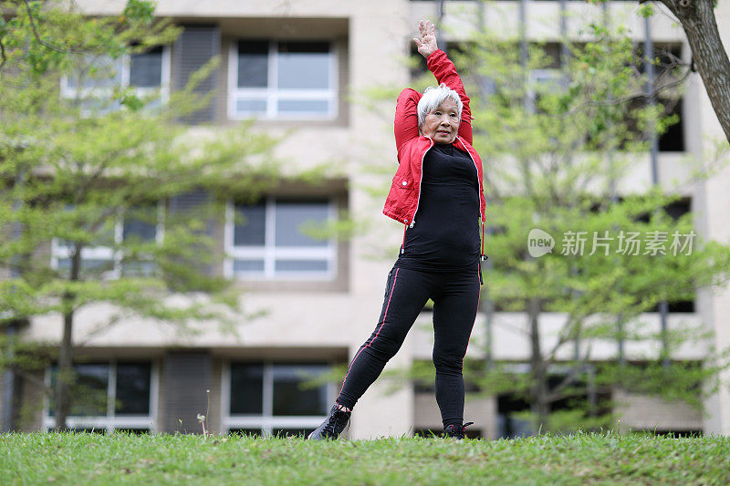 老年妇女在户外做伸展运动