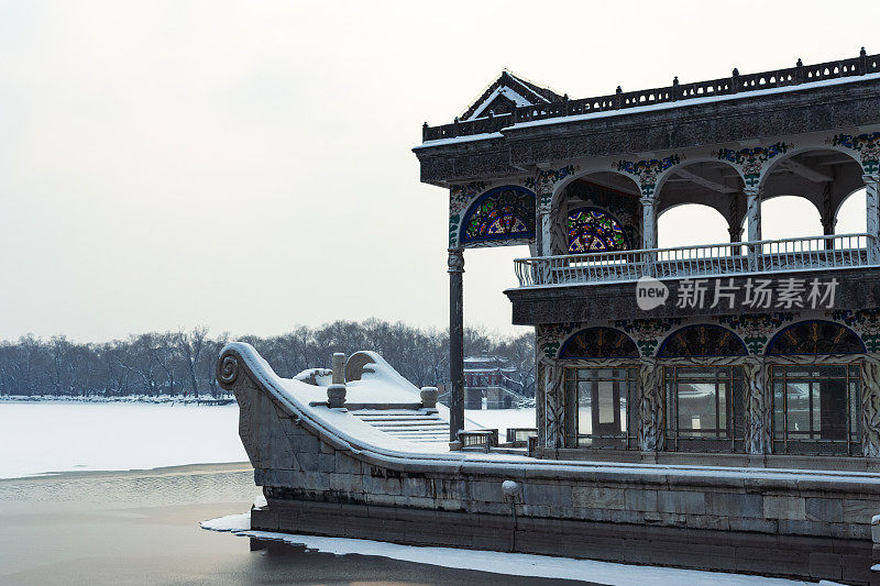 颐和园里著名的石船被雪覆盖了。