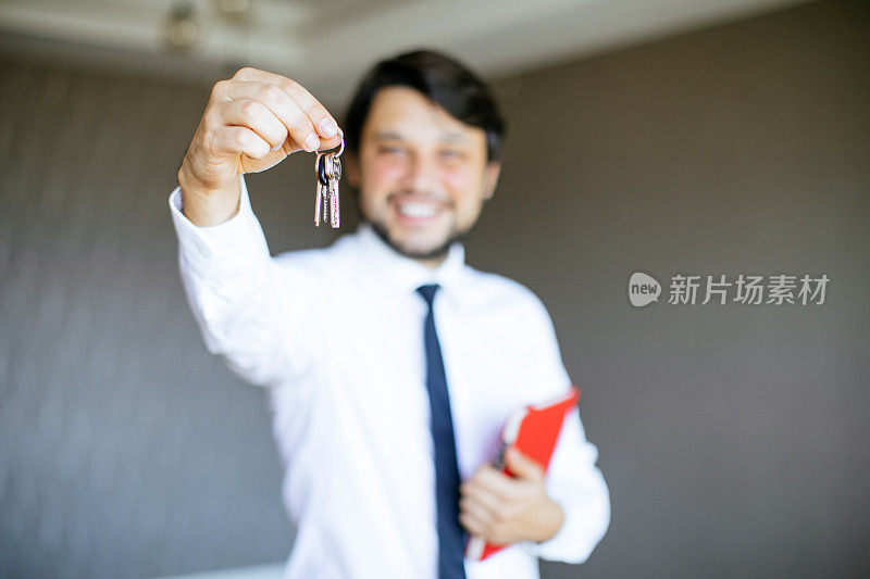 房地产经纪人是房地产经纪人与钥匙在一个白色的背景房地产房公寓的房子