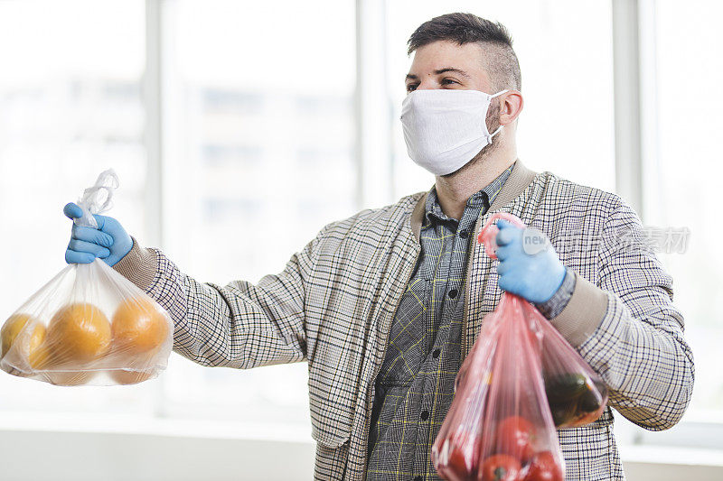 在流感大流行期间，志愿者携带食品杂货