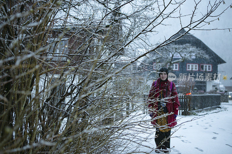 亚洲穆斯林游客在哈尔斯塔特享受冬天的雪