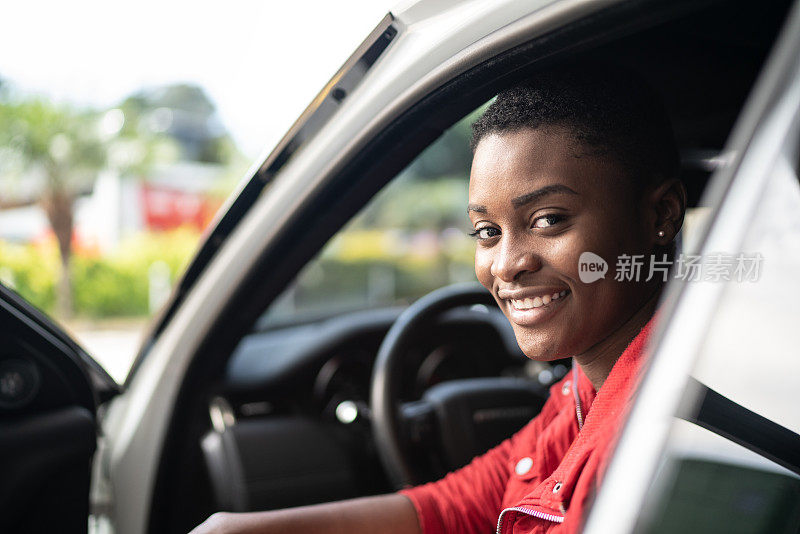 一个年轻女人在车里的肖像