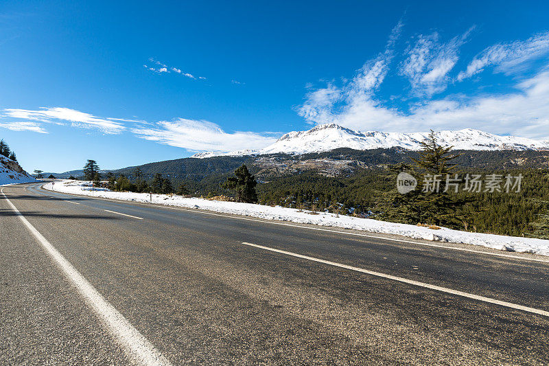 安塔利亚贡贝水坝湖和白雪皑皑的山景