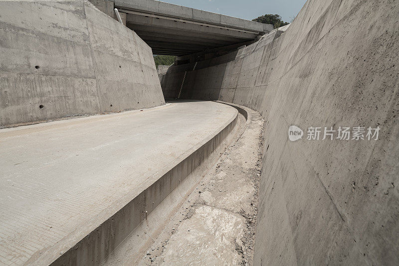 公路下的隧道道路