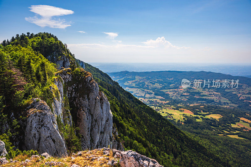 法国阿尔卑斯山脉连绵起伏的风景全景，从布盖山脉南部的山峰交界处的Ain和Savoie省