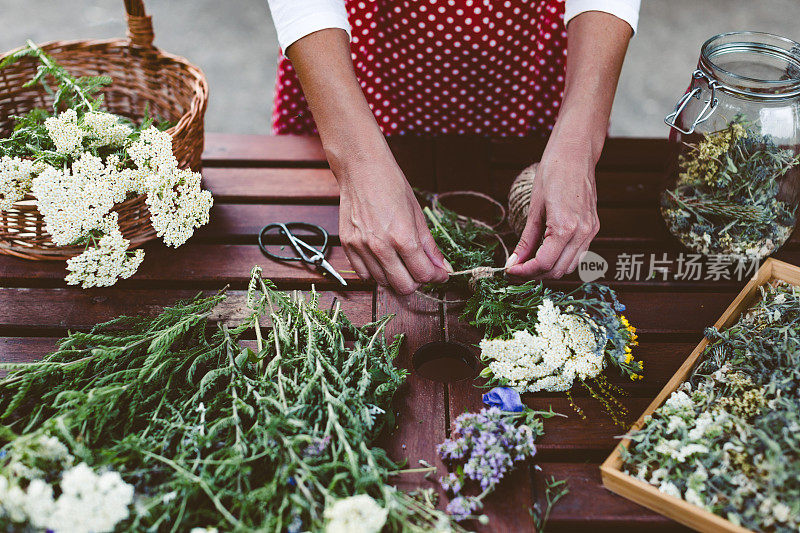 年轻女子正准备用草药泡茶