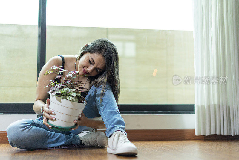 由于新冠肺炎大流行，在家里做园艺工作的妇女