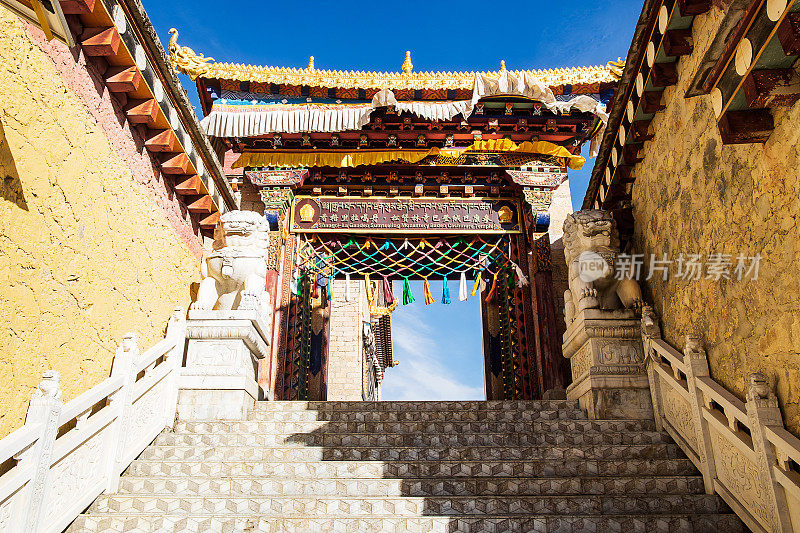 松赞林寺又称甘丹松采林寺，又称小布达拉宫，是位于中国云南中甸(香格里拉)的藏传佛教寺院