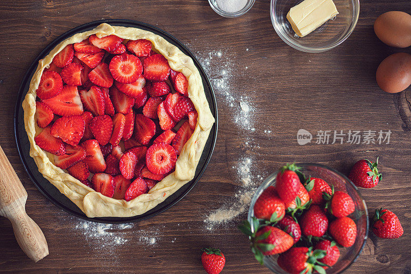 准备草莓饼或打开的草莓派