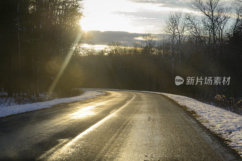 冬天风景优美的密歇根高速公路