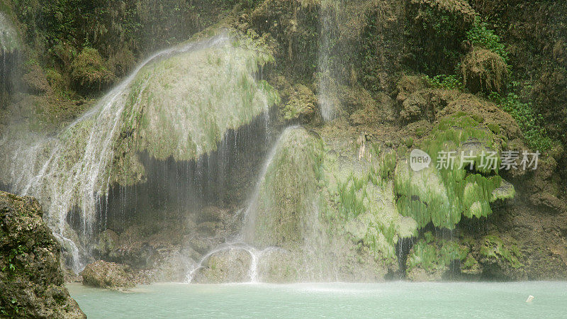 图马洛瀑布附近的丛林宿务市，菲律宾。