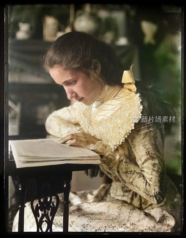 维多利亚时代小女孩读书的彩色历史照片