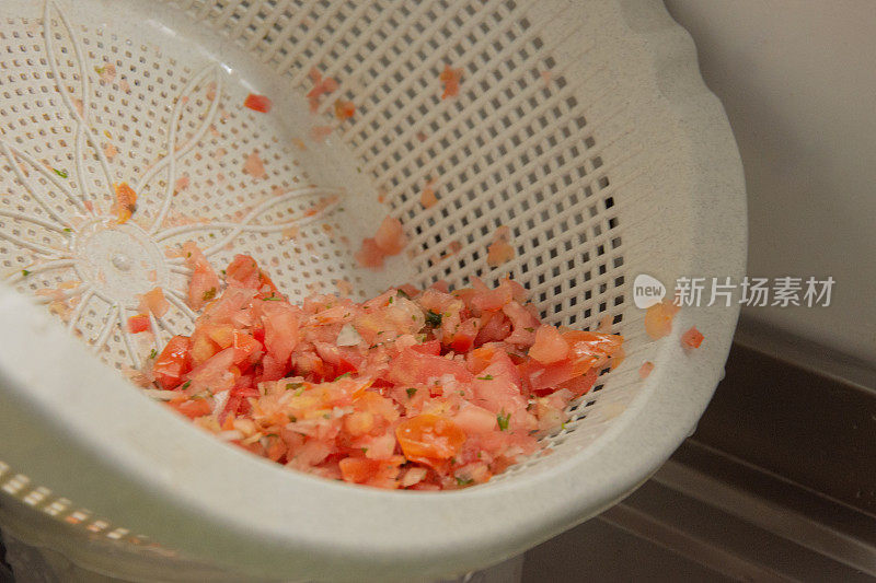 在滤锅里切碎西红柿