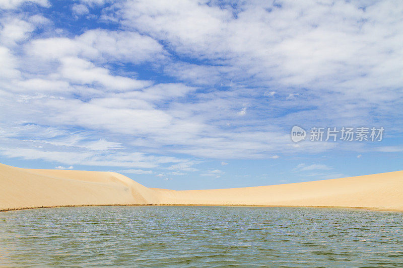 绿松石绿色，翠绿的雨水湖泻湖在一个金黄的沙丘在Jericoacoara，巴西