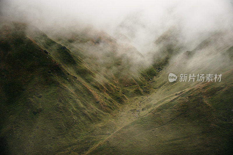 在西班牙坎塔布里亚，绿色的山地景观和雾