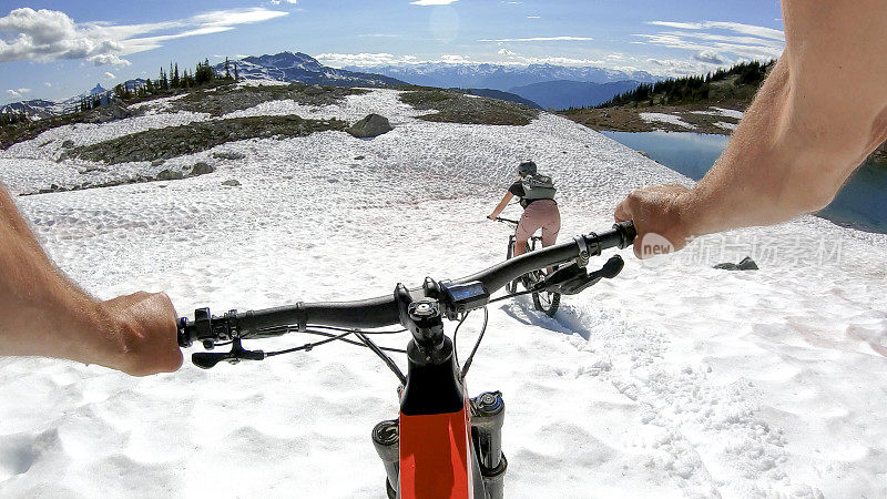 山地电动自行车从雪山斜坡上骑下来