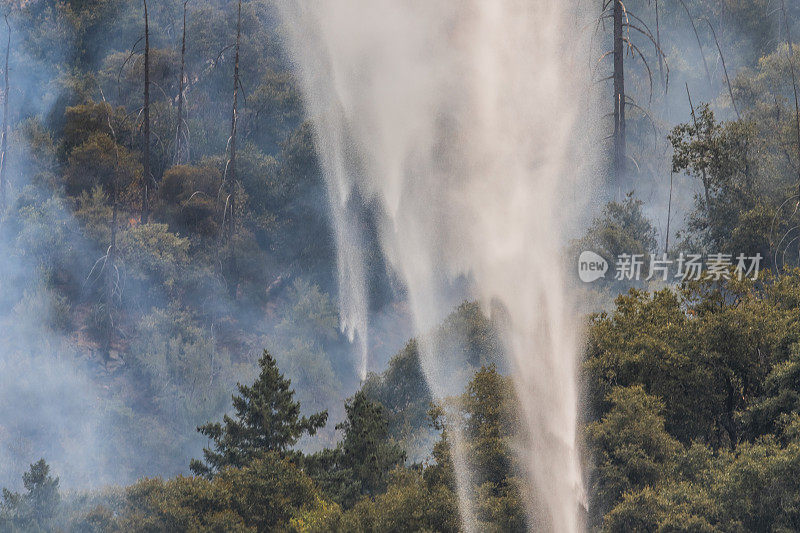 贝尔212直升机向火灾中洒水