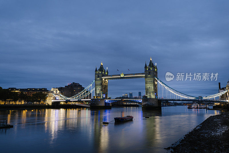 伦敦塔桥的夜晚，英国
