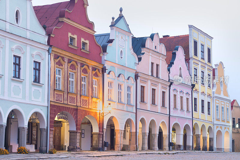 捷克共和国南摩拉维亚的Telc广场上的传统房屋。联合国教科文组织的遗产。Telc的城镇广场上有文艺复兴和巴洛克风格的彩色房屋。窗户和山墙的细节。