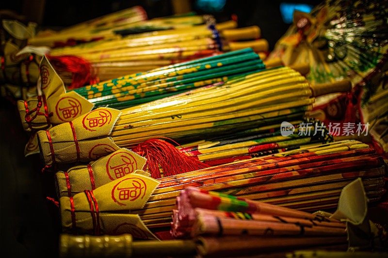 多色中国传统纸伞