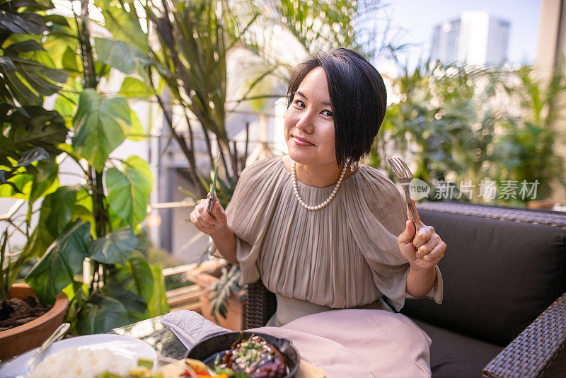 快乐的女人准备好吃午饭了