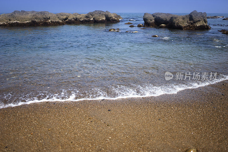 日本大洗海岸的岩石和海浪