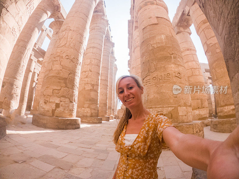 一名女子在埃及旅行，在卡纳克神庙里自拍