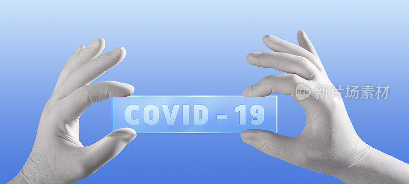 手戴防护手套，手持标有Covid-19名称的玻璃标牌