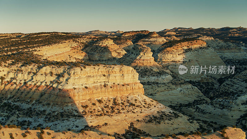 犹他州魔鬼峡谷的条纹悬崖