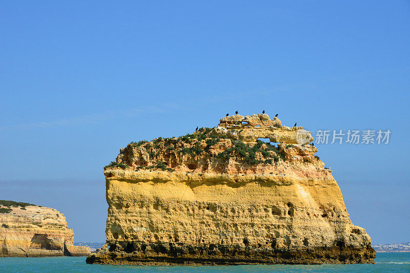 在马里尼亚海滩前的海堆，Lagoa，阿尔加维，葡萄牙