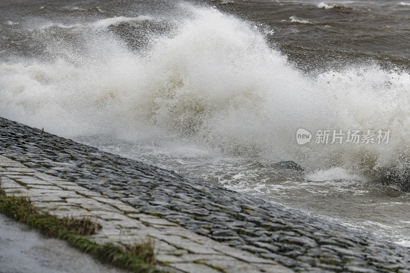 暴风雨中海浪冲击着IJsselmeer的堤坝