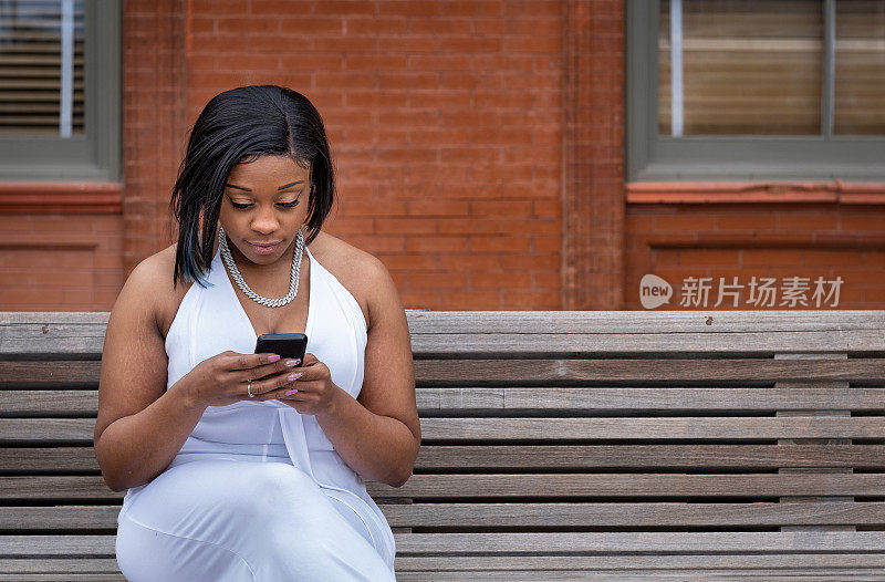 非裔美国女性专注于手机。
