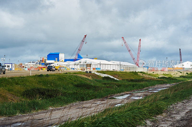 阴天下公路、草地和炼油厂建设