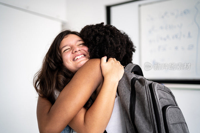 女学生朋友在学校拥抱