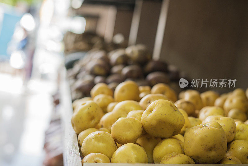 他超市柜台上的土豆